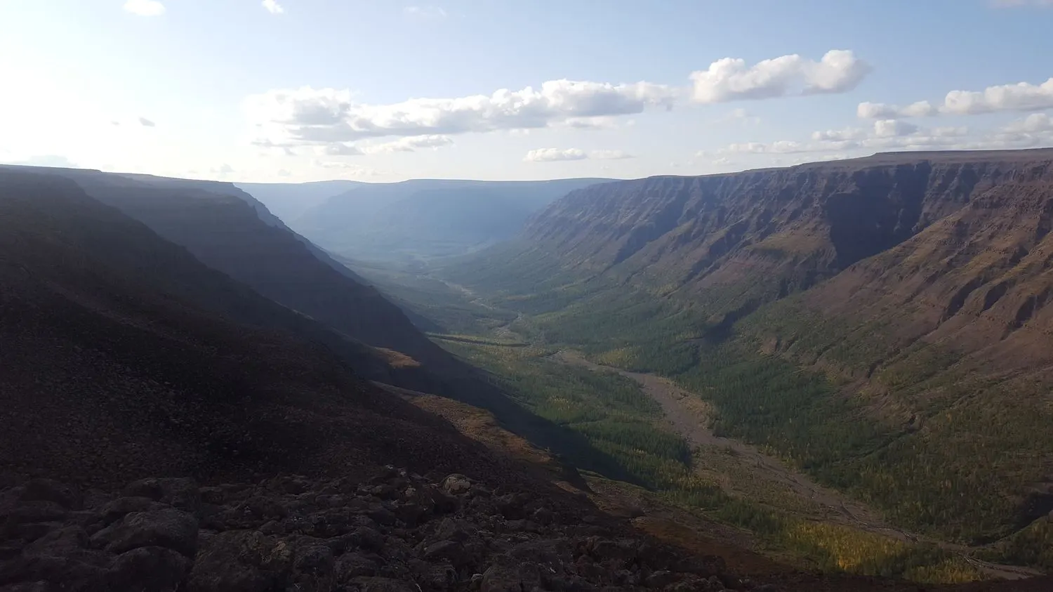 Trekking above the canyon on the plateau